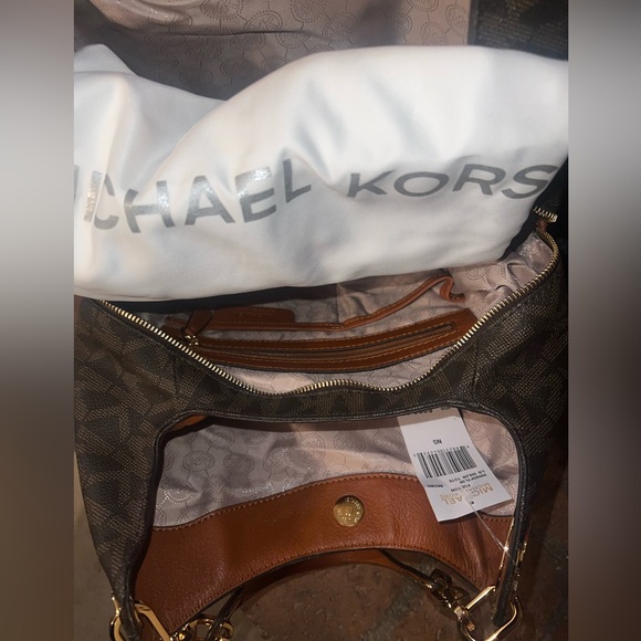 Michael Kors Shoulder Bag and wallet. - Picture 4 of 6